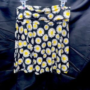 Joe Benbasset Blue with white daisies. Size XL, skirt length is 17”